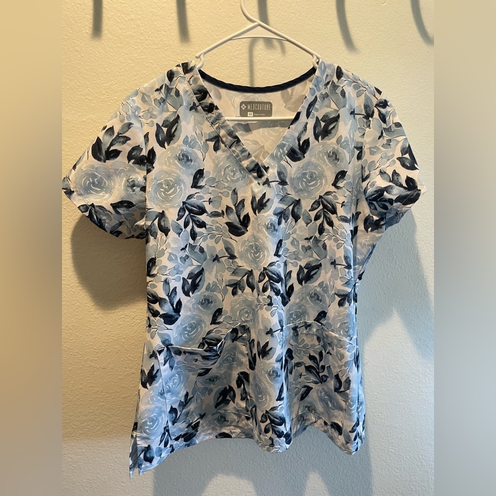 Medcouture Scrub Top size M